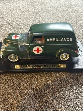 Golden Wheel 1940 Ford Green Ambulance Diecast Toy Car Model Military Loose